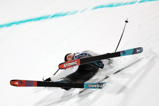 Dar vienas siaubingas kritimas – suomis tėškėsi iš 40 metrų aukščio ir prarado sąmonę