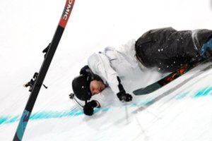 Dar vienas siaubingas kritimas – suomis tėškėsi iš 40 metrų aukščio ir prarado sąmonę