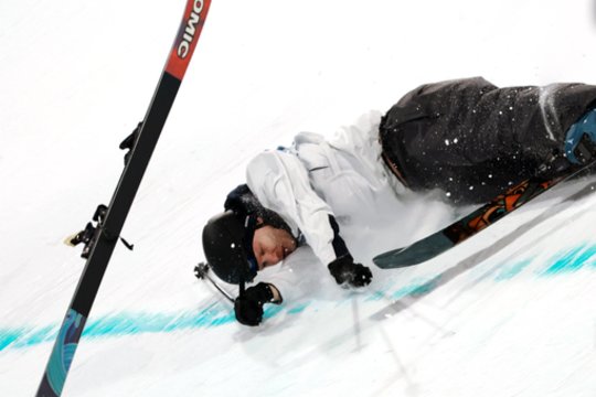 Dar vienas siaubingas kritimas – suomis tėškėsi iš 40 metrų aukščio ir prarado sąmonę