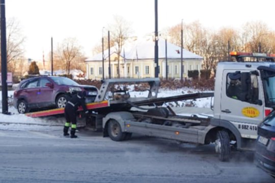 Vilniuje neblaivaus vairuotojo vairuojamas „Chevrolet“ rėžėsi į stulpą Olandų žiede