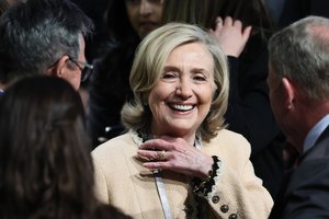 H. Clinton kritikuoja su J. Epsteinu susijusios informacijos nuslėpimą ir ragina leisti liudyti viešai