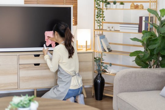 Valydami televizorių daugelis pamiršta šią paprastą taisyklę – ji apsaugo ekraną