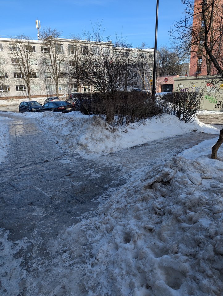 Vilniečiai piktinasi – nuvalomi tik pagrindinėse gatvės esantys šaligatviai, o prie daugiabučių gyventojai paliekami kapstytis patys.<br>Skaitytojų nuotr.