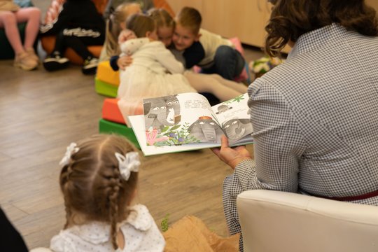 Kaip vaikams ir paaugliams padėti pamilti knygas: ekspertai dalijasi patarimais