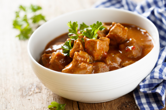 Kultinis guliašas su ypatingu pagardu: toks skanus, kad dings vos spėjus įdėti į lėkštę