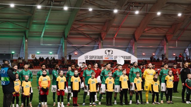 Per plauką nuo tragedijos: Lietuvos futbolo sezono varžybos baigėsi gaisru