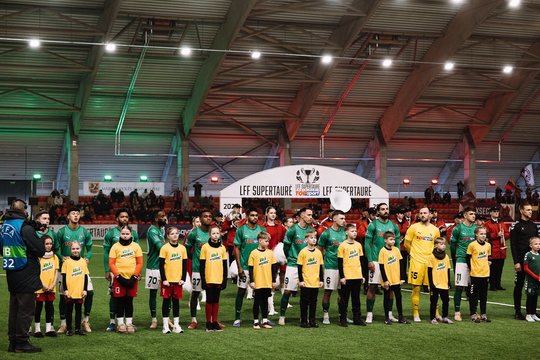 Per plauką nuo tragedijos: Lietuvos futbolo sezono varžybos baigėsi gaisru