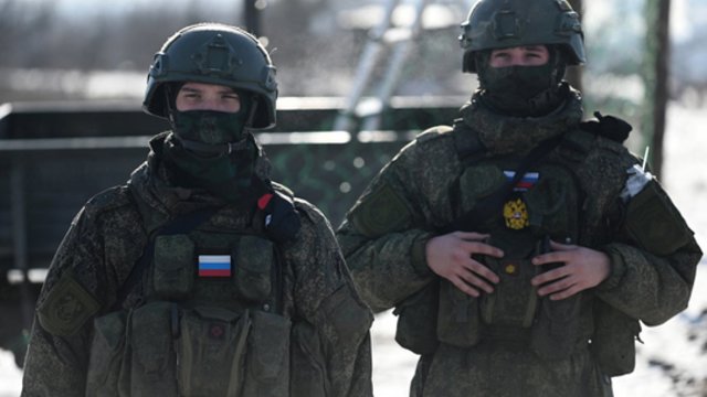 „Rusija negali atsispirti pagundai“: derybų Ženevoje išvakarėse – šimtai dronų skriejo į Ukrainą