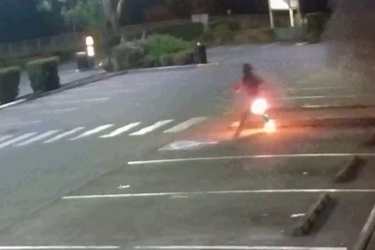 Kraupus vaizdas iš Australijos: paviešino, kaip užsidegęs vyras bėga iš liepsnojančios parduotuvės