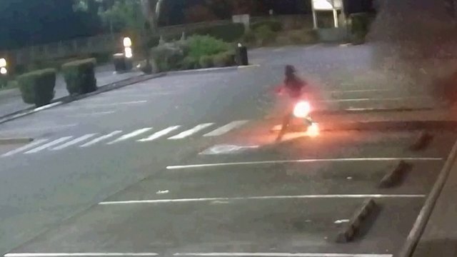 Kraupus vaizdas iš Australijos: paviešino, kaip užsidegęs vyras bėga iš liepsnojančios parduotuvės