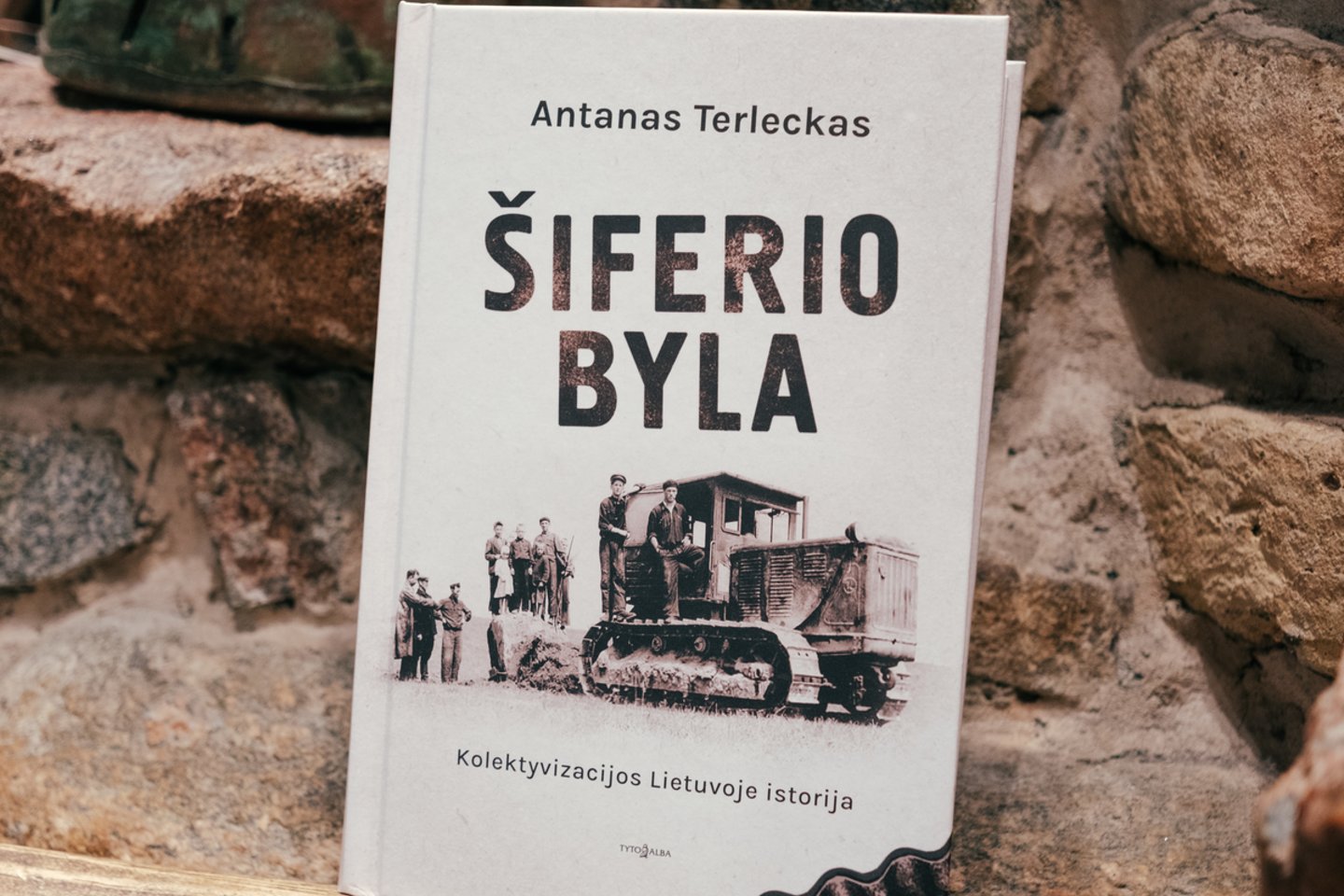 „Kolektyvizacija – ne tik kolchozų klausimas. Tai visos Lietuvos visuomenės užvaldymo, pavergimo ir ardymo istorija“, – sako Antanas Terleckas. Ką tik pasirodžiusioje knygoje „Šiferio byla“ istorikas žvelgia į šį menkai tyrinėtą laikotarpį.<br>G.Kavaliauskaitės nuotr.