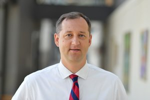 K. Budrys apdovanojo diplomatą S. Šatūną ministerijos garbės ženklu