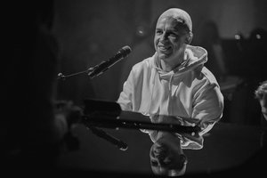 „Piano & A Microphone“ koncertų seriją Lukiškių kalėjimo cerkvėje pratęs Vidas Bareikis