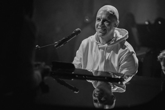 „Piano & A Microphone“ koncertų seriją Lukiškių kalėjimo cerkvėje pratęs Vidas Bareikis