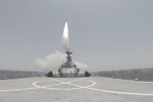 Iranas ir Rusija surengs bendras pratybas Omano įlankoje