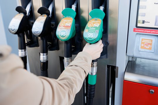 Radviliškyje į degalinę automobiliu BMW atvažiavęs vyras lauk išvažiavo nesumokėjęs už degalus