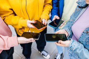 Trečdalis vartotojų telefoną „kankina“ iki paskutinio: patarė, kada jau iš tiesų verta atsinaujinti