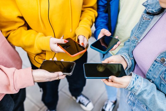 Trečdalis vartotojų telefoną „kankina“ iki paskutinio: patarė, kada jau iš tiesų verta atsinaujinti