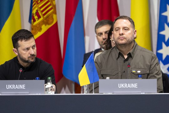 V. Zalužnas meta kaltinimus V. Zelenskiui: sprendimus galėjo daryti ilgametis jo partneris