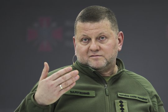 V. Zalužnas metė rimtus kaltinimus V. Zelenskiui: prabilo apie kratas