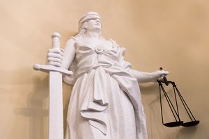 Teismas „čekiukų“ byloje nuo baudžiamosios atsakomybės atleido Šilutės tarybos narį E. Padimanską