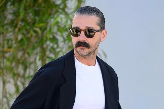 JAV žvaigždė Shia LaBeoufas beveik savaitę šėlo baruose ir spėjo prisidirbti: „Jis terorizuoja miestą“ 