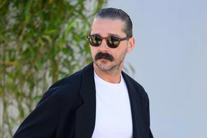 JAV žvaigždė Shia LaBeoufas beveik savaitę šėlo baruose ir spėjo prisidirbti: „Jis terorizuoja miestą“ 