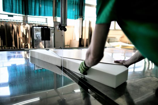 Ilgametė baldų gamintoja atleidžia 45 darbuotojus: atskleidė priežastis