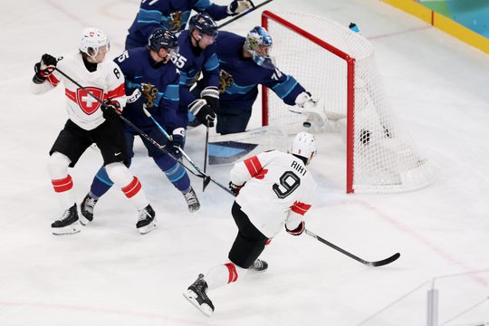 Olimpinę karūną vis dar saugantys suomiai stebuklingai išsigelbėjo nuo pralaimėjimo šveicarams – teko keisti vartininką