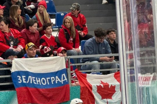 Rusai ir toliau chamiškai erzina olimpiadą – jų vėliava plevėsavo Kanados ir čekų ledo ritulio mače