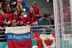 Rusai ir toliau chamiškai erzina olimpiadą – jų vėliava plevėsavo Kanados ir čekų ledo ritulio mače