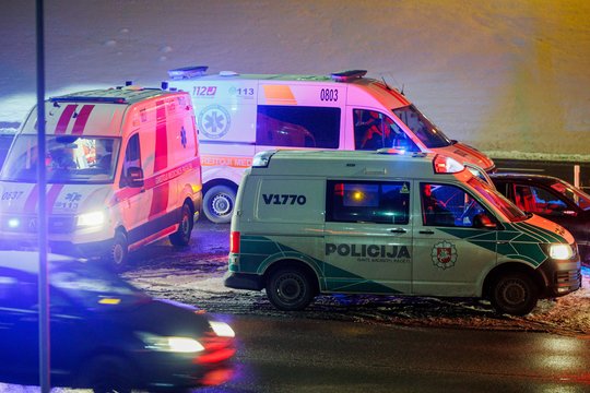 Šakių policijos komisariate moteris puolė policininką – pareigūnas gydosi ambulatoriškai, moteris pateko į ligoninę