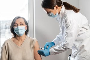 Naujas tyrimas: pakartotinis skiepijimas sumažino sunkių COVID-19 pasekmių skaičių