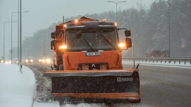 Neprižiūrėtos sostinės gatvės neliko nepastebėtos: už prastai atliktus darbus – mažiau pinigų