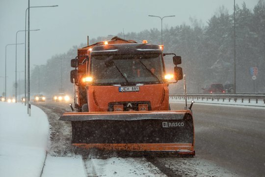 Neprižiūrėtos sostinės gatvės neliko nepastebėtos: už prastai atliktus darbus – mažiau pinigų