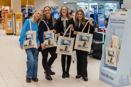 „Maximose“ – išskirtinė prekė: Algio Kriščiūno piešiniu dekoruoti pirkinių maišeliai neša socialinę žinutę