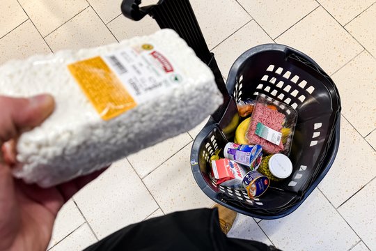 Bedė pirštu į maisto kainas Lietuvoje: „Žmogus investuoja milžinišką kiekį energijos tam, kad racionaliai apsipirktų“
