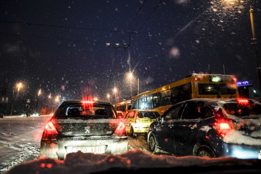Tarnybos įspėja: vakarinio piko metu – slidžios gatvės ir avarijos