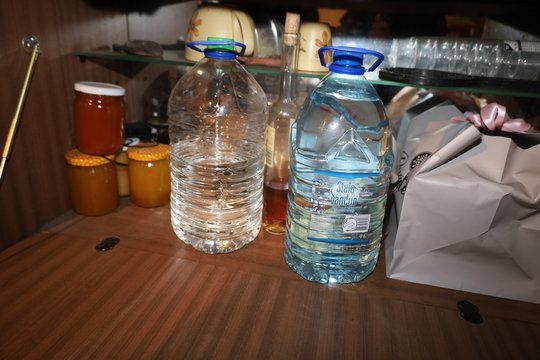 Per kratą Telšiuose rasta naminės degtinės ir kontrabandinių cigarečių