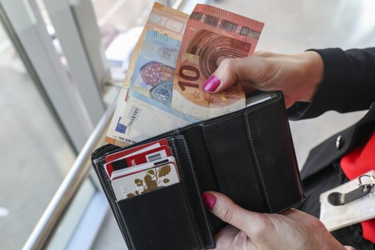 Ministerija įspėja apie įsisiautėjusius sukčius – nusitaikė į jūsų pinigus II pensijų pakopoje