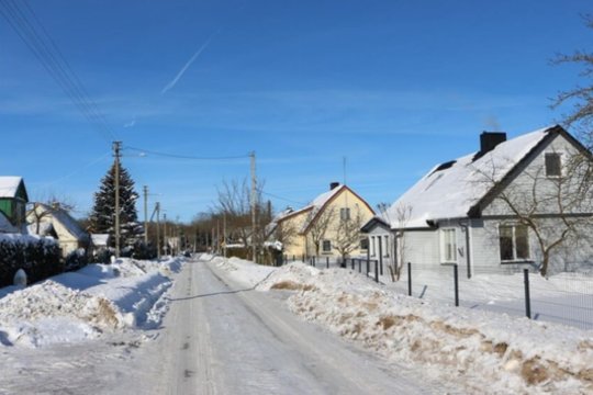 Įstrigo tarp dviejų stichijų: vienur gatvės plaukia, kitur žmonės tapo ledo įkaitais