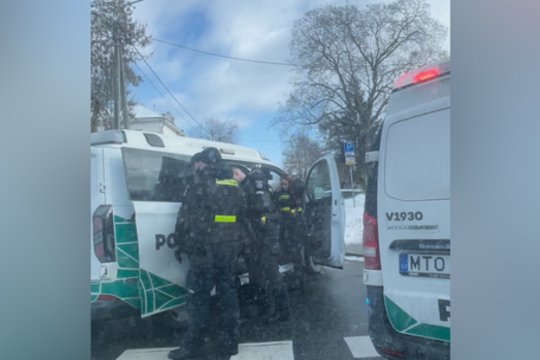 Nerimą sukėlęs pranešimas: vyras pardavėjos akivaizdoje išsitraukė pistoletą