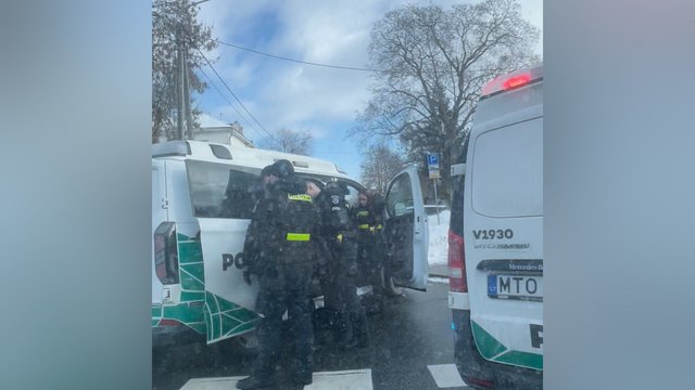 Nerimą sukėlęs pranešimas: vyras pardavėjos akivaizdoje išsitraukė pistoletą