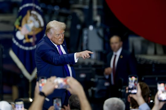 JAV ekonomikai neblizgant – nauji D. Trumpo kaltinimai ir grasinimai