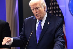 Po JAV Aukščiausiojo Teismo kirčio – D. Trumpo protrūkis ir naujas sprendimas dėl tarifų