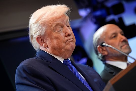 Po skaudaus pralaimėjimo D. Trumpas smogė atgal: paskelbė apie iškart įsigaliosiantį pasaulinį muitą