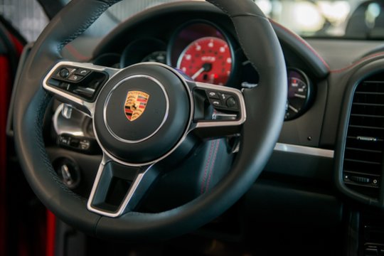 Kaune vagys pagrobė „Porsche“ žibintus – žala siekia 7 000 eurų