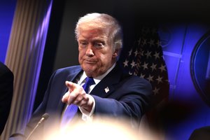 D. Trumpas persigalvojo: muitai bus dar didesni