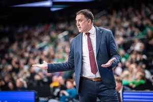 N. Čanakas savo auklėtinius sulygino su į natas nepataikančiais pianistais