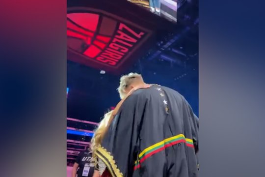 „UTMA 17“ užfiksuotas aistringas D. Dirksčio ir O. Pikul bučinys